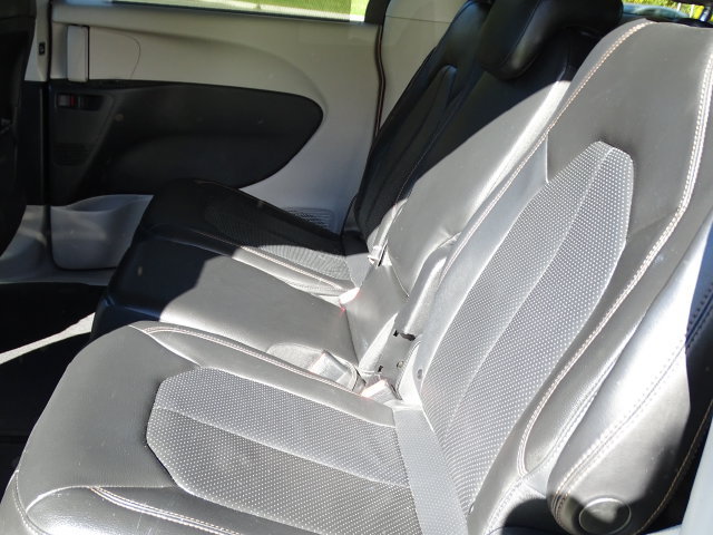 Used 2020 Chrysler Pacifica Touring-L FWD image 5