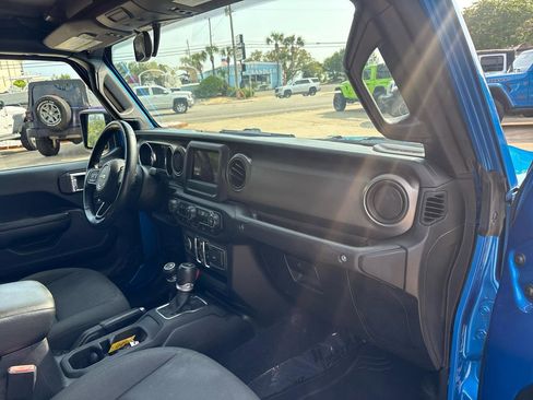 Used 2021 Jeep Gladiator Sport AWD/4WD image 8