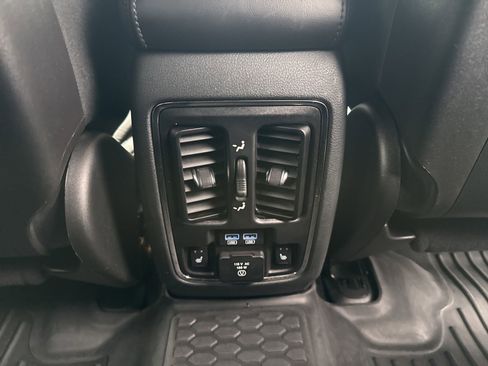 Used 2018 Jeep Grand Cherokee Limited image 18