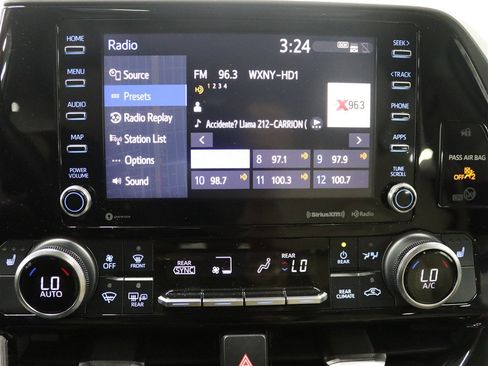 Used 2020 Toyota Highlander XLE AWD/4WD image 38