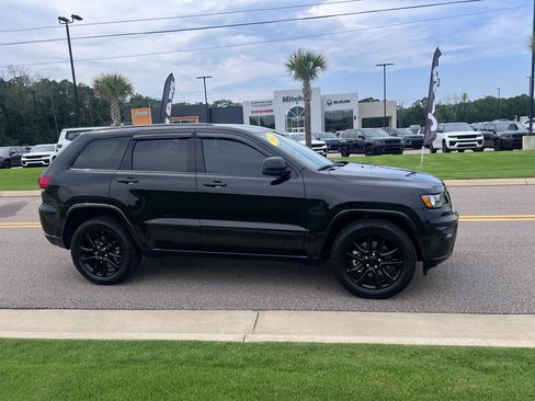 Used 2021 Jeep Grand Cherokee Laredo X RWD image 3