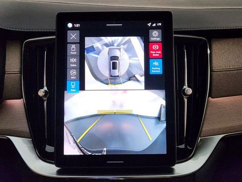 New 2026 Volvo XC90 B6 Plus w/ Protection Package Premier image 18