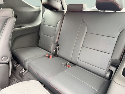 New 2026 Chevrolet Traverse RS w/ LPO, Floor Liner Package image 31