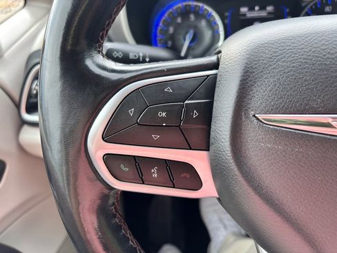 Used 2020 Chrysler Pacifica Touring-L FWD image 33