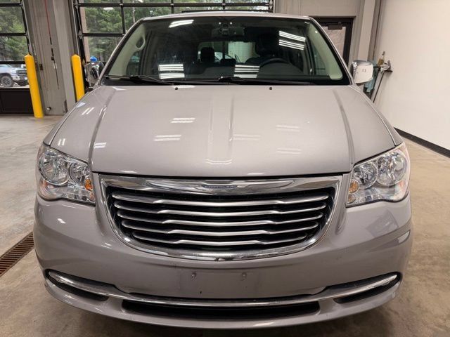 Used 2015 Chrysler Town & Country Touring-L w/ Driver Convenience Group FWD image 3