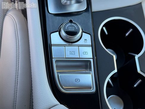 Used 2025 Genesis G70 2.5T image 26