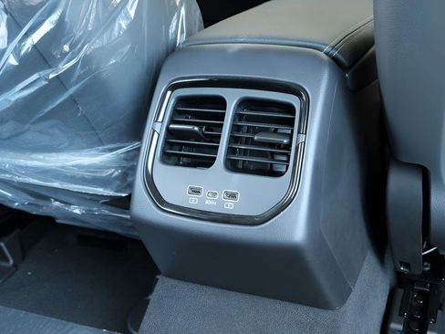 New 2025 VinFast VF 8 Eco image 23