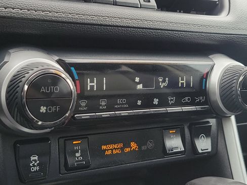 Used 2020 Toyota RAV4 XLE Premium image 31