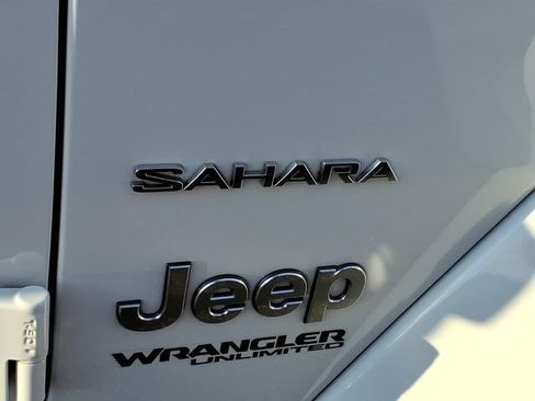 Used 2018 Jeep Wrangler Unlimited Sahara AWD/4WD image 9