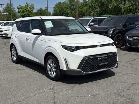 Used 2025 Kia Soul LX w/ LX Technology Package FWD image 1