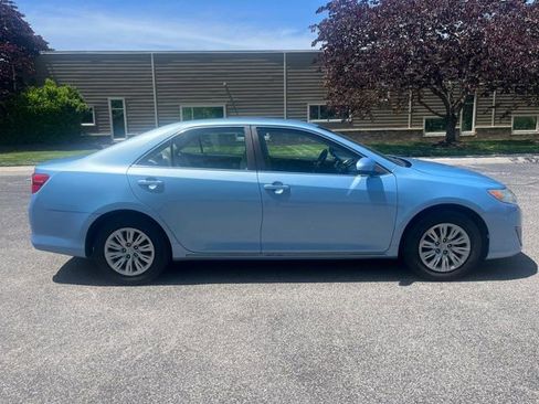 Used 2012 Toyota Camry LE FWD image 2