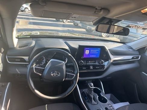 Used 2024 Toyota Highlander LE FWD image 23