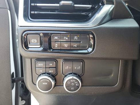 Used 2025 GMC Yukon XL Denali AWD/4WD image 28