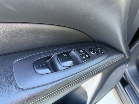 Used 2019 Nissan Pathfinder S image 16