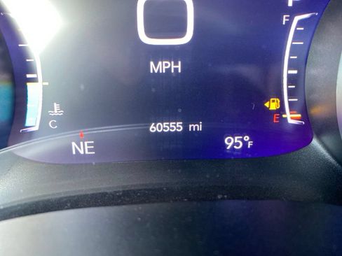 Used 2024 Chrysler Pacifica Touring-L FWD image 6