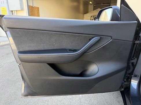 Used 2021 Tesla Model Y Long Range AWD/4WD image 17