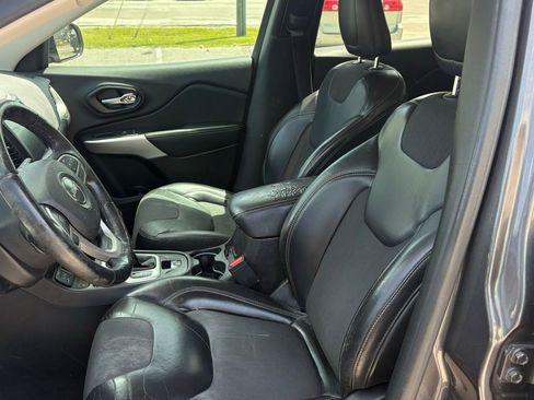 Used 2018 Jeep Cherokee Latitude Plus w/ Comfort/Convenience Group image 9