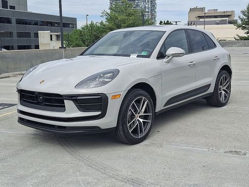 Used 2025 Porsche Macan image 1
