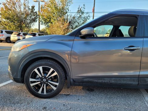 Certified 2020 Nissan Kicks SV image 2