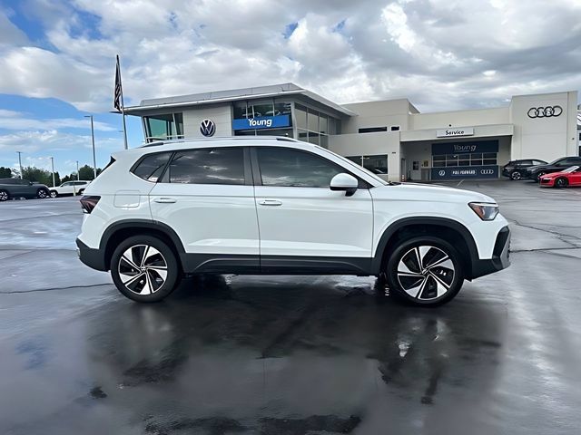 Used 2025 Volkswagen Taos SE w/ Panoramic Sunroof Package AWD/4WD image 3