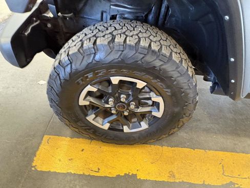 Used 2025 Jeep Wrangler Unlimited Rubicon AWD/4WD image 10