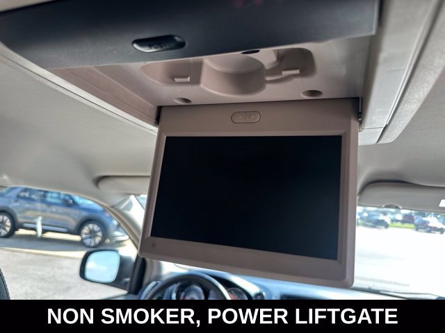 Used 2015 Chrysler Town & Country Touring FWD image 2