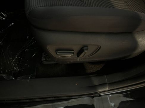 Used 2025 Toyota Highlander LE FWD image 22