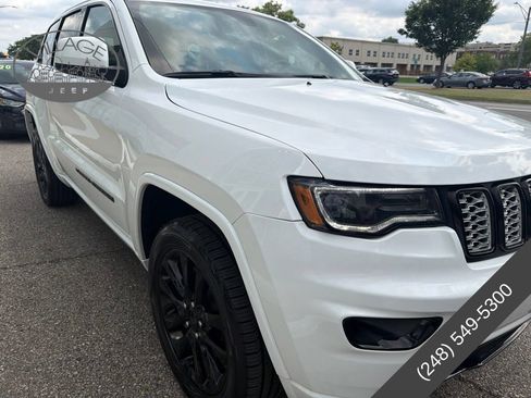 Used 2022 Jeep Grand Cherokee Laredo X AWD/4WD image 6