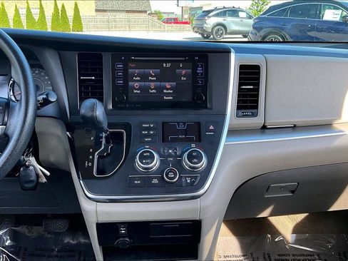 Used 2017 Toyota Sienna LE FWD image 19