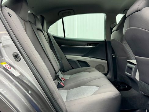 Used 2018 Toyota Camry LE image 12