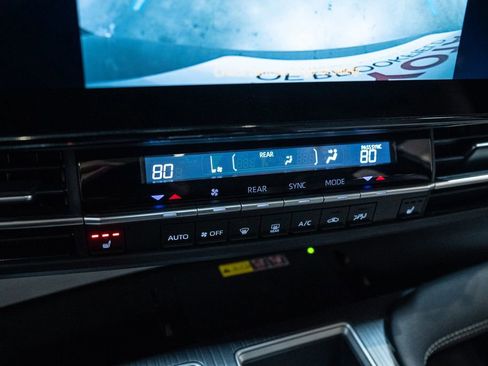 Used 2025 Toyota Sienna XLE image 27