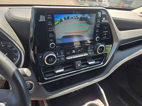 Used 2020 Toyota Highlander XLE AWD/4WD image 31