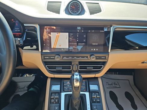 Used 2021 Porsche Macan Base image 24