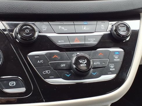 Used 2024 Chrysler Pacifica Touring-L FWD image 20