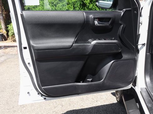 Used 2021 Toyota Tacoma TRD Off-Road w/ Technology Package image 13