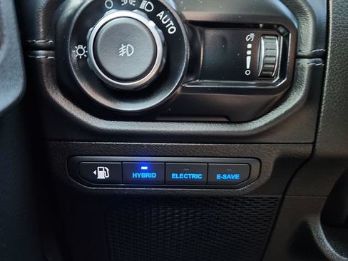 Used 2025 Jeep Wrangler Unlimited Sahara AWD/4WD image 36
