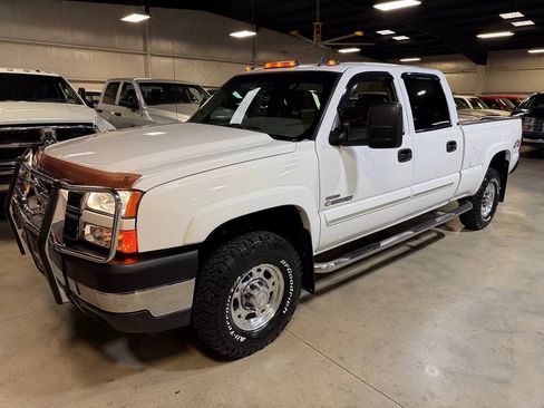 Used 2006 Chevrolet Silverado 2500 LT w/ Heavy-Duty Power Package AWD/4WD image 11