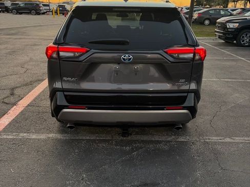 Used 2022 Toyota RAV4 SE image 3