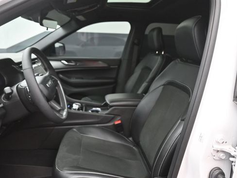Used 2025 Jeep Grand Cherokee Altitude RWD image 18