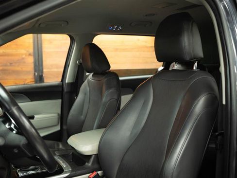 Used 2024 Kia Carnival LX image 10