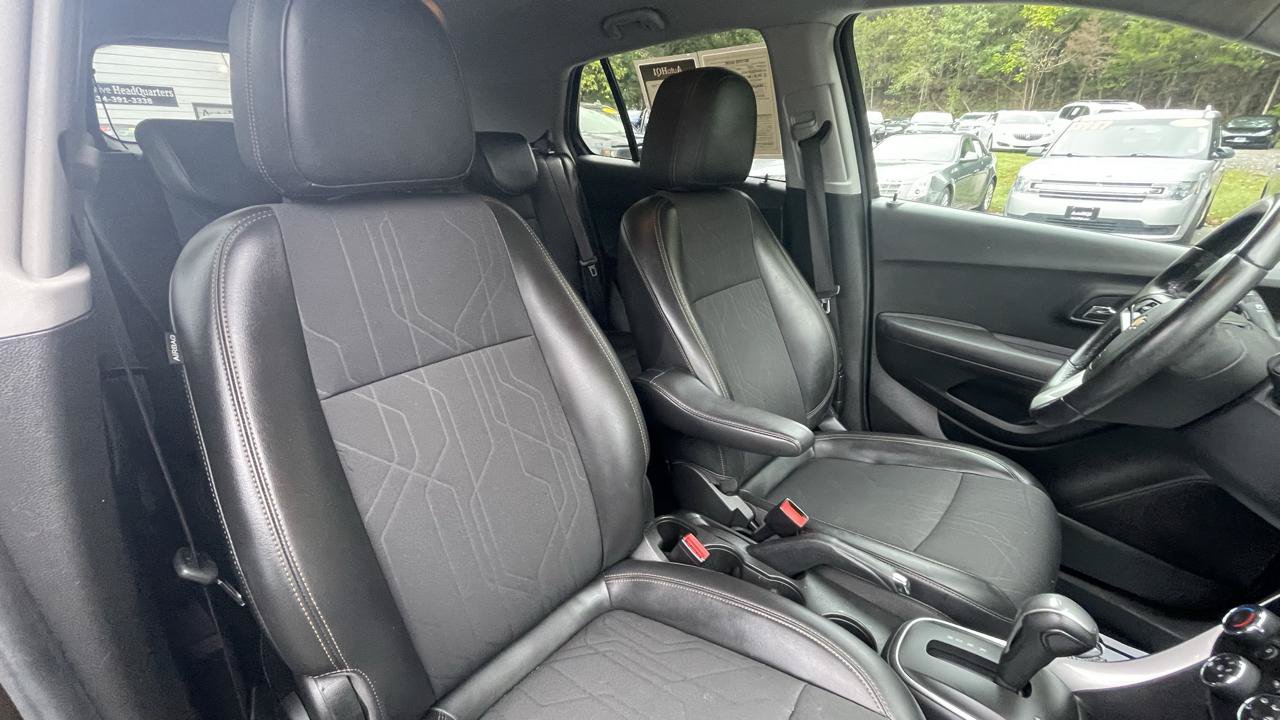 Used 2019 Chevrolet Trax LT w/ LT Convenience Package AWD/4WD image 28