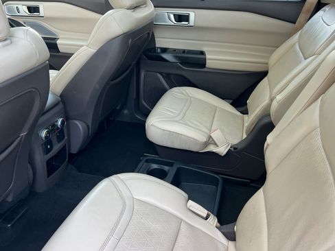 Used 2020 Ford Explorer Platinum w/ Premium Technology Package image 12
