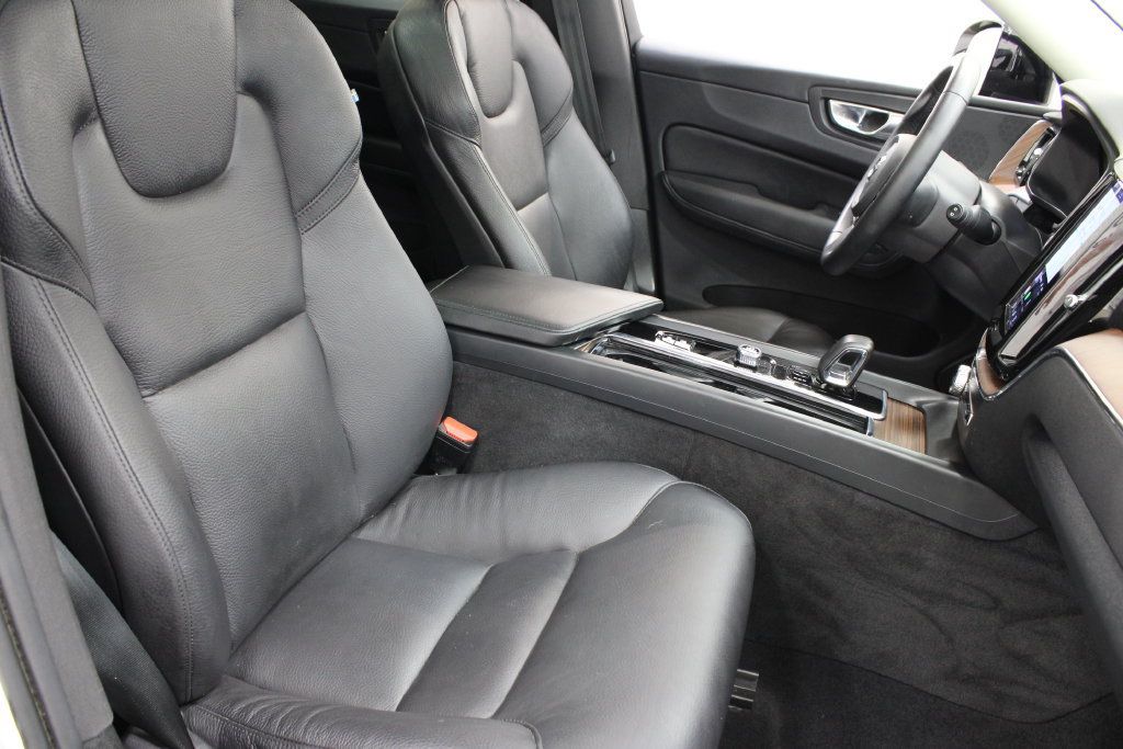 Used 2024 Volvo XC60 B5 Plus AWD/4WD image 26