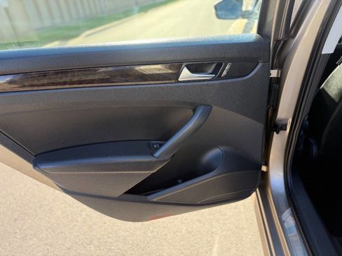 Used 2015 Volkswagen Passat TDI SEL Premium image 39