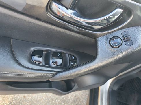 Used 2017 Nissan Rogue SV AWD/4WD image 21