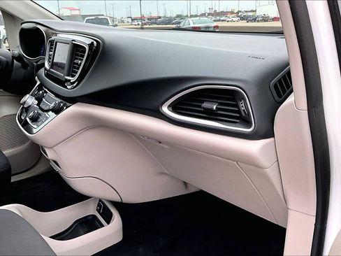 Used 2023 Chrysler Voyager LX FWD image 14