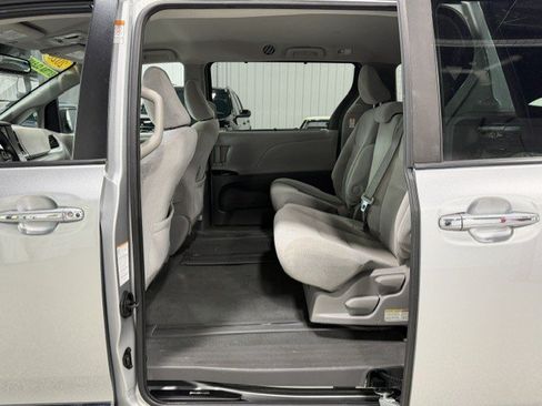 Used 2020 Toyota Sienna LE w/ LE Preferred Package FWD image 9