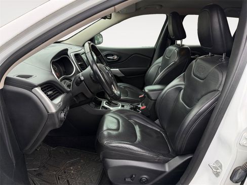 Used 2018 Jeep Cherokee Overland image 12