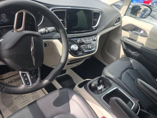 Used 2024 Chrysler Pacifica Limited FWD image 8