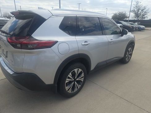 Used 2021 Nissan Rogue SV w/ Premium Package image 2